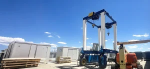 Solución de Grúa Pórtico sobre Neumáticos para el Sector de Energías Renovables en España