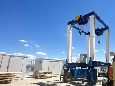 Solución de Grúa Pórtico sobre Neumáticos para el Sector de Energías Renovables en España